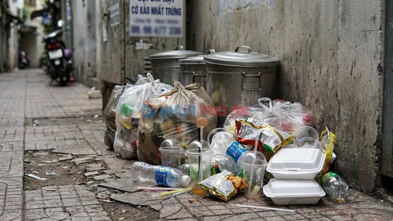 Rác thải nhựa sinh hoạt thường gặp như túi nilon và chai nhựa