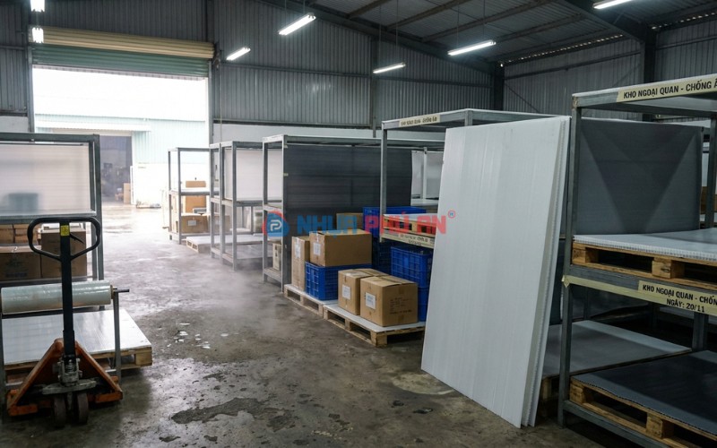 Tấm nhựa Danpla dùng để lót kệ và lót pallet trong kho hàng tại Việt Nam