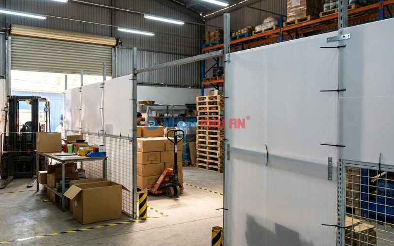 Tấm nhựa Danpla dùng làm vách ngăn tạm và tấm chắn bảo vệ để phân khu trong kho xưởng