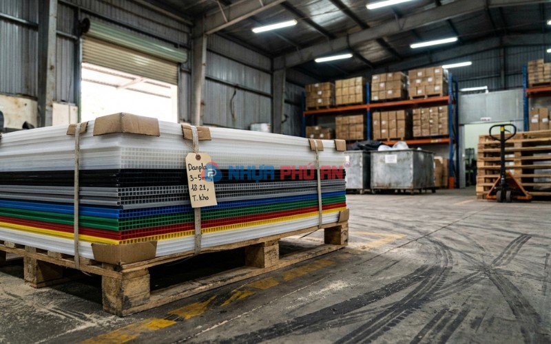 Chồng tấm nhựa Danpla rỗng ruột xếp pallet trong kho xưởng