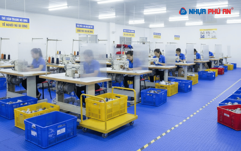 ung-dung-cua-tam-nhua-danpla-trong-xuong-san-xuat-thu-nhoi-bong-1