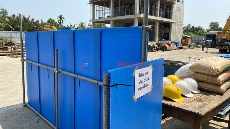 Ứng dụng tấm nhựa Danpla kháng UV làm vách che và che chắn hàng hóa ngoài trời