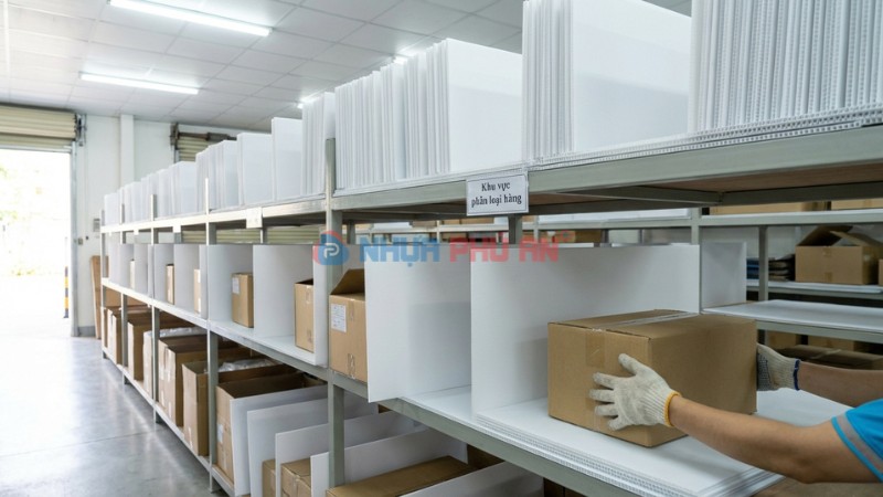 Tấm nhựa Danpla dùng trong kho để ngăn kệ và phân loại hàng hóa trong nhà