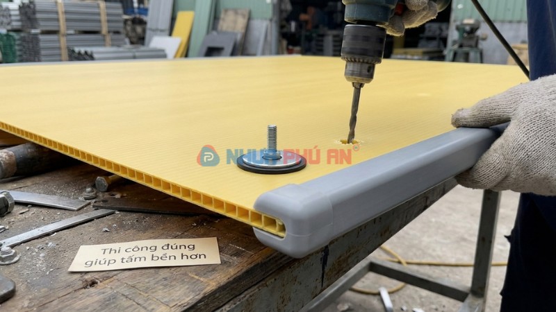 Cận cảnh thi công tấm Danpla ngoài trời với nẹp viền bo góc và long đen đệm chống rách mép