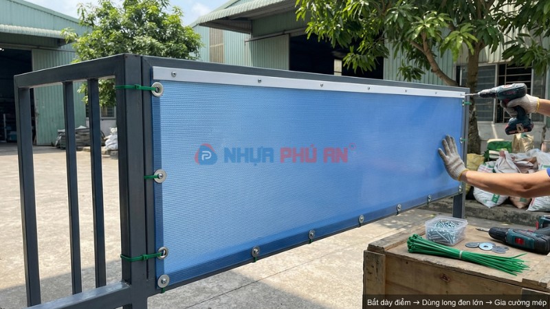 Lắp tấm Danpla chắn gió trên khung sắt