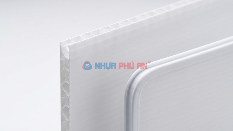 Cận cảnh tấm nhựa Danpla PP rỗng ruột với bề mặt nhựa mờ có vân sọc mịn