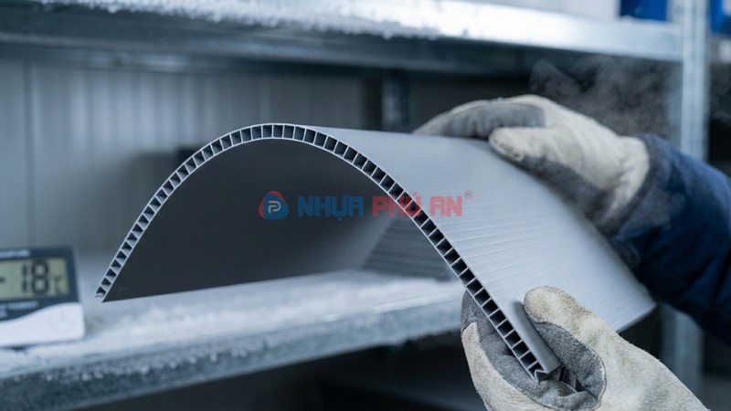 Danpla trong kho lạnh có bị giòn nứt không