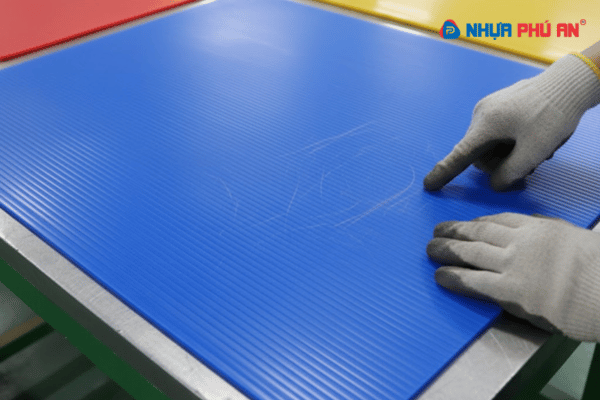 Tấm Danpla có chống trầy xước không?