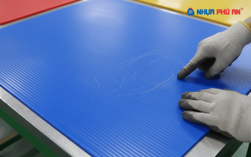 tam-nhua-danpla-co-chong-tray-xuoc-co-ban