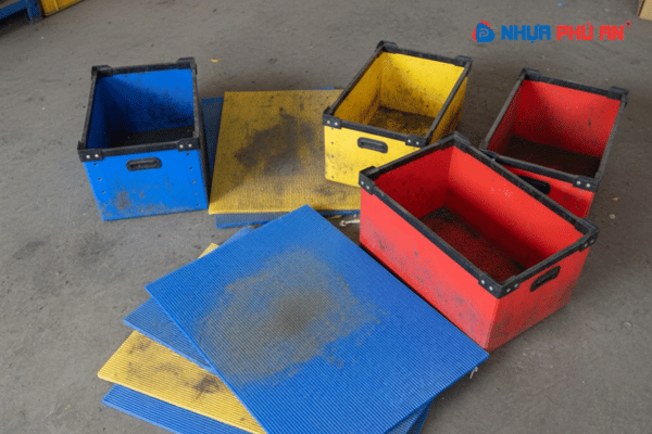 Tấm nhựa Danpla có dễ bị ố màu không?