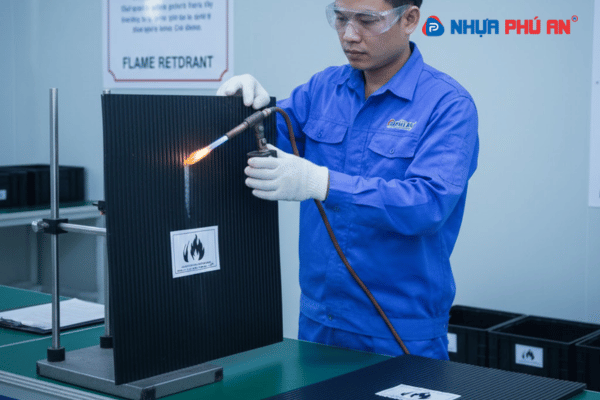 Tấm nhựa Danpla có dễ cháy không?