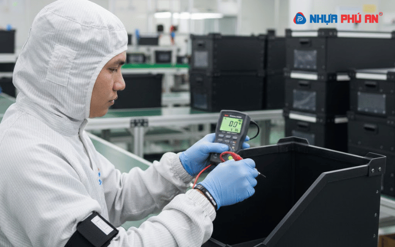 thung-danpla-dung-linh-kien-chong-tinh-dien-3