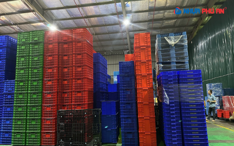 so-sanh-danpla-va-thung-nhua-dac-2